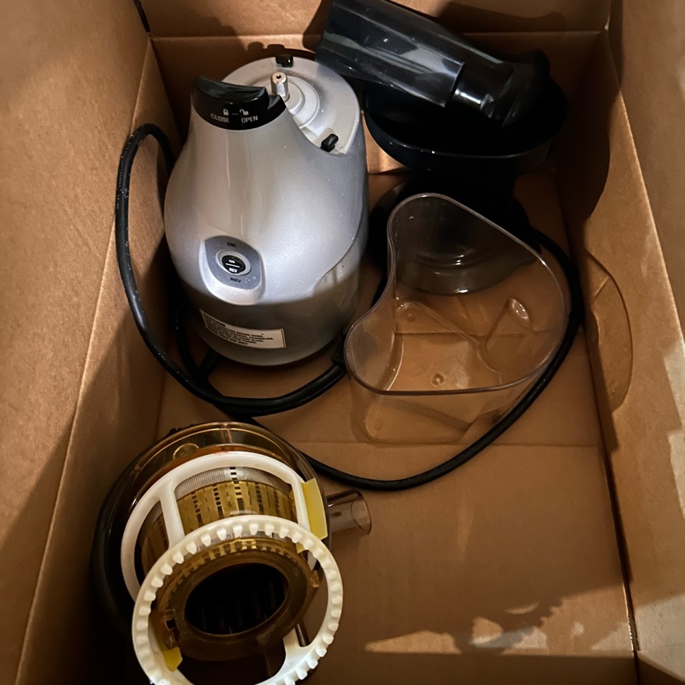 VRT350 omega Classic Vertical Low Speed Juicer (older version)